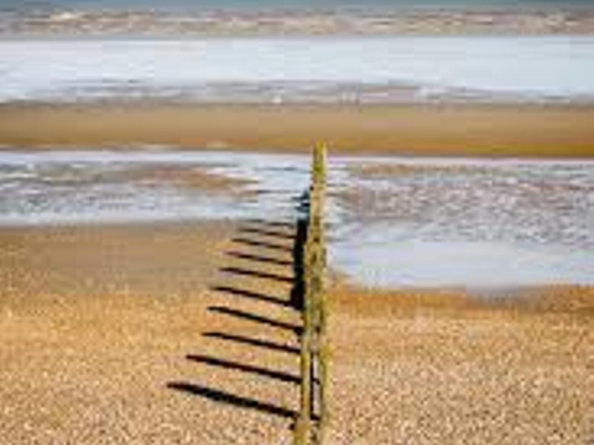Pass The Keys Fabulous Beach Front Holiday Location Lydd Exterior photo